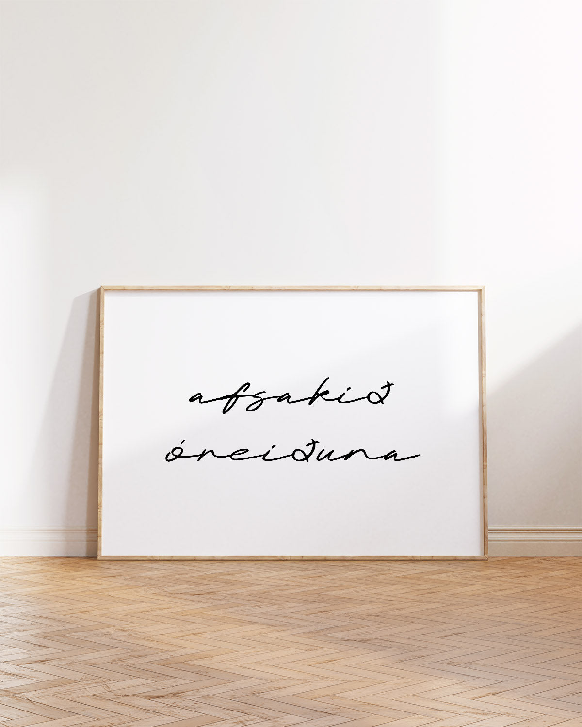 Veggspjald í ramma upp við hvítan vegg með textanum: afsakið óreiðuna