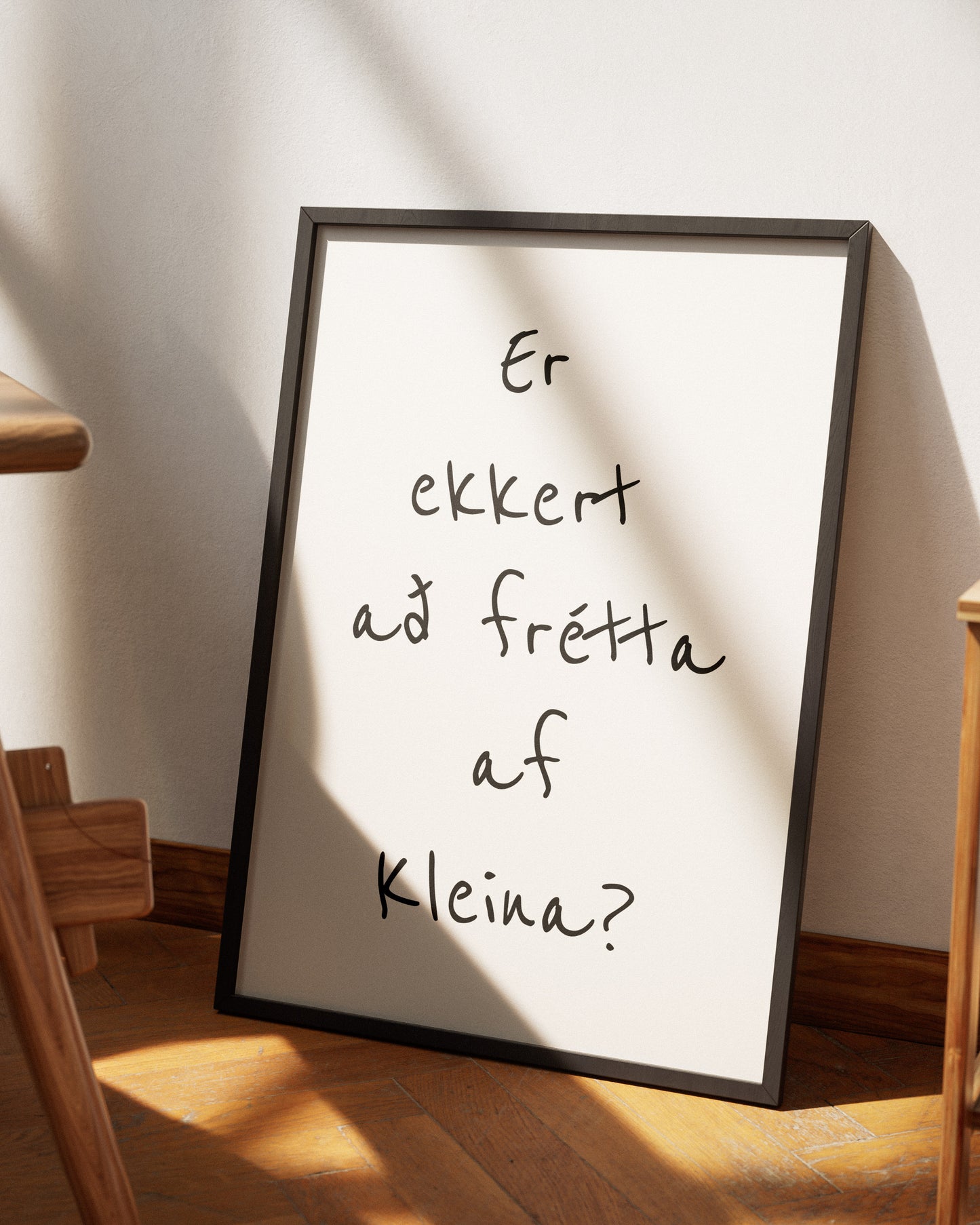 Veggspjald í ramma upp við hvítan vegg með textanum: Er ekkert að frétta af Kleina?