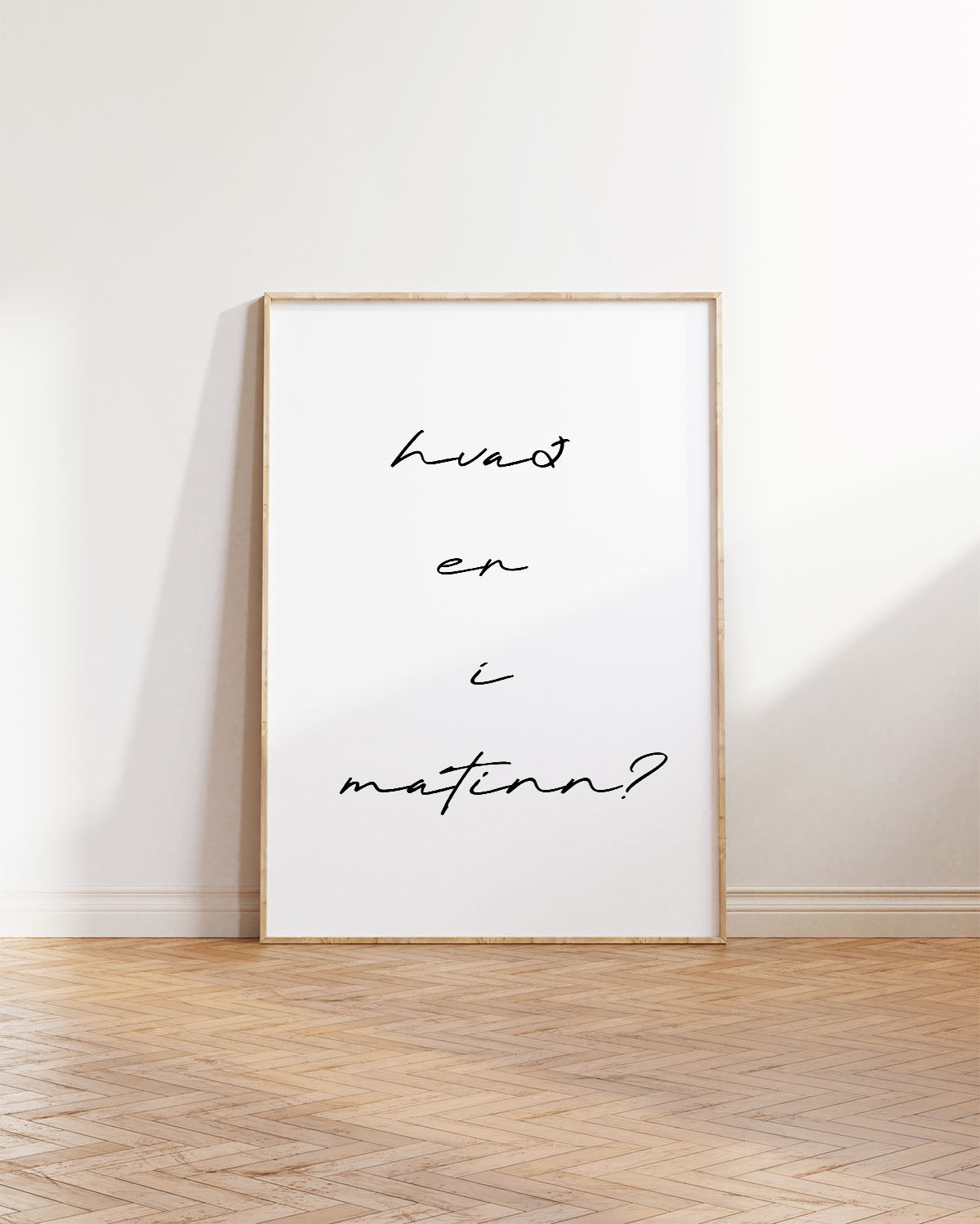 Innrammað veggspjald upp við hvítan vegg