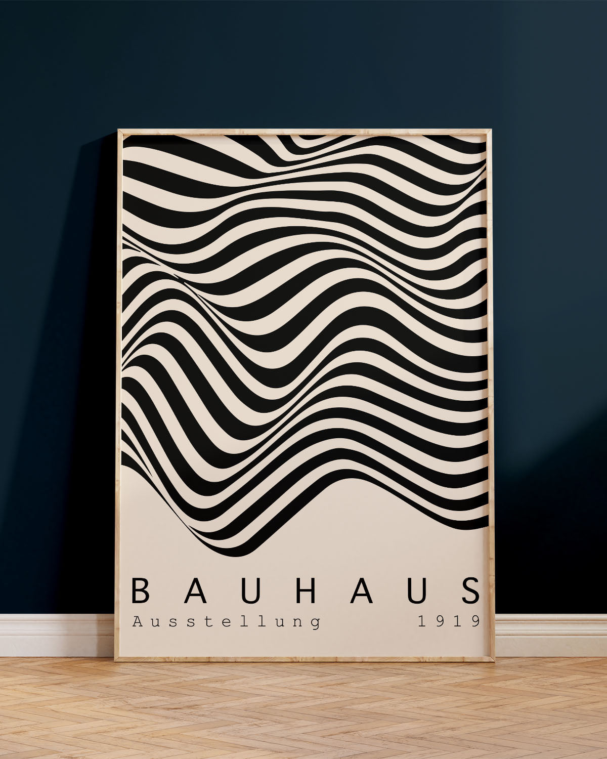 Veggspjald í ramma, í Bahaus stíl, uppvið dökkbláan vegg.