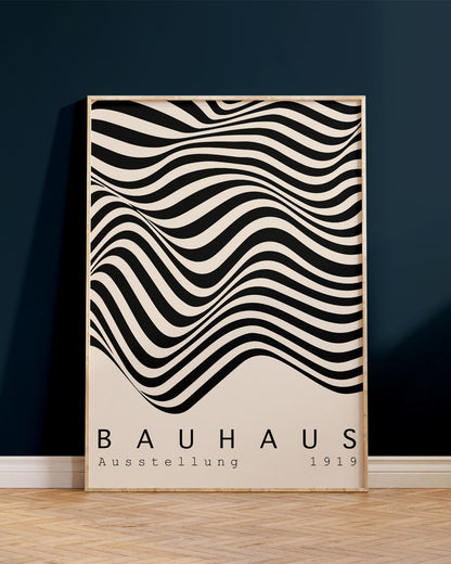 Veggspjald í ramma, í Bahaus stíl, uppvið dökkbláan vegg.