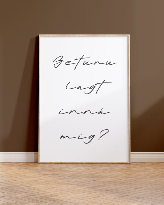 Innramað plakat upp við brúnan vegg