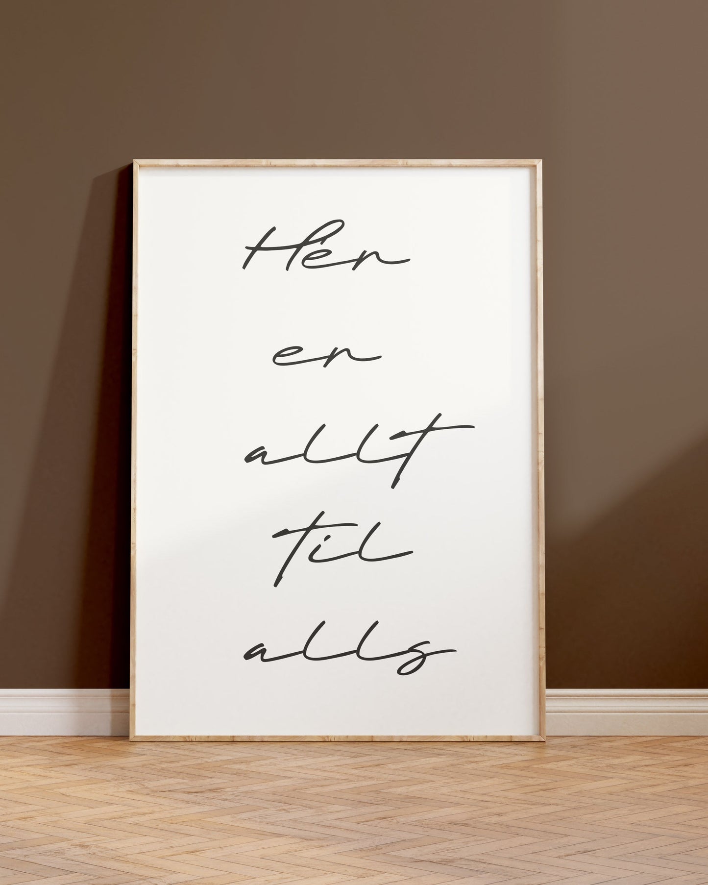 Innramað veggspjald með texta upp við brúnan vegg.