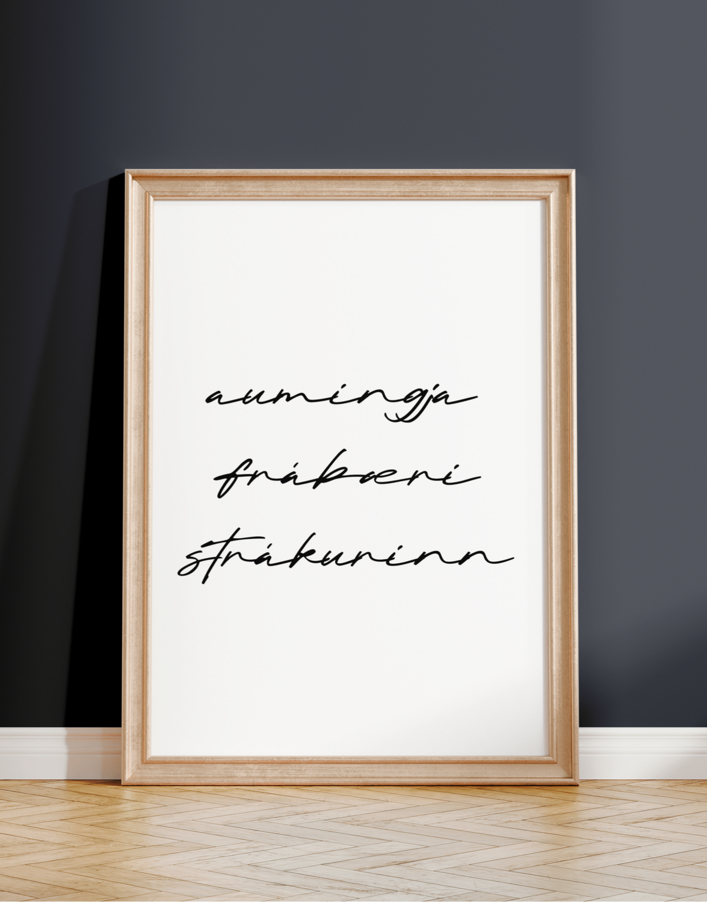 Innrammað plakat með texta , uppvið bláan vegg.