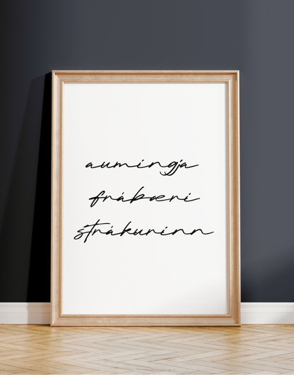 Innrammað plakat með texta , uppvið bláan vegg.