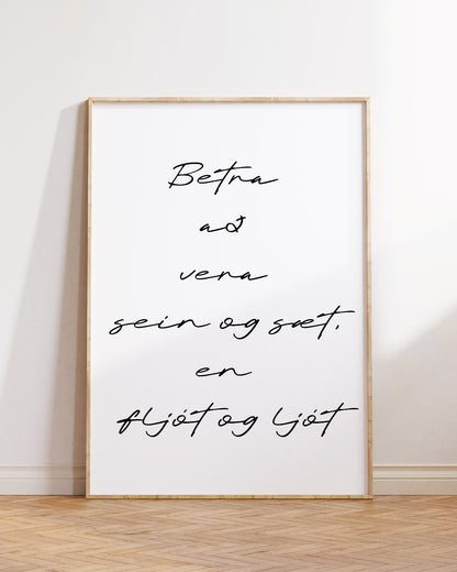 Veggspjald í ramma upp við hvítan vegg með textanum: Betra að vera sein og sæt, en fljót og ljót