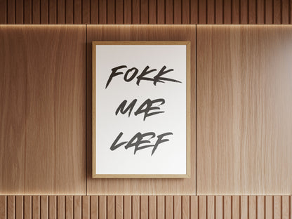 Innrammað veggspjald upp á brúnum vegg. Á veggspjaldinu stendur: Fokk mæ læf