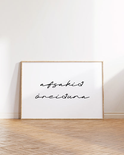 Veggspjald í ramma upp við hvítan vegg með textanum: afsakið óreiðuna