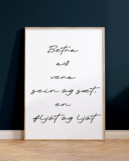 Veggspjald í ramma upp við bláan vegg með textanum: Betra að vera sein og sæt, en fljót og ljót