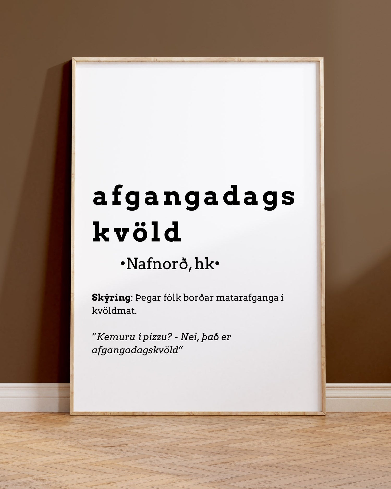 Innrammað veggspjald upp við vegg.