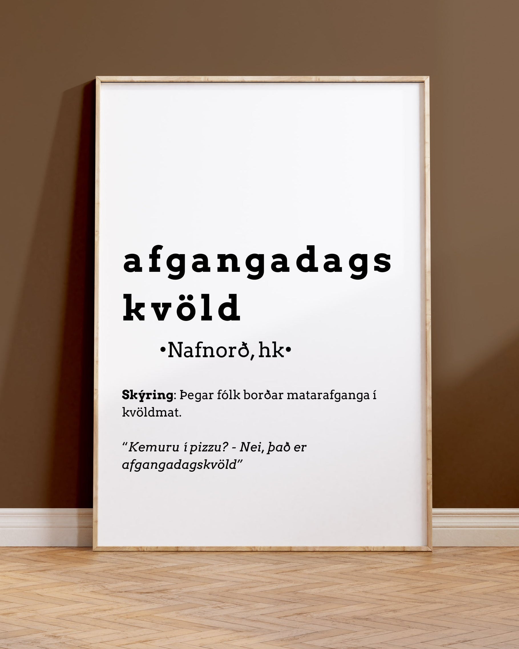 Innrammað veggspjald upp við vegg.
