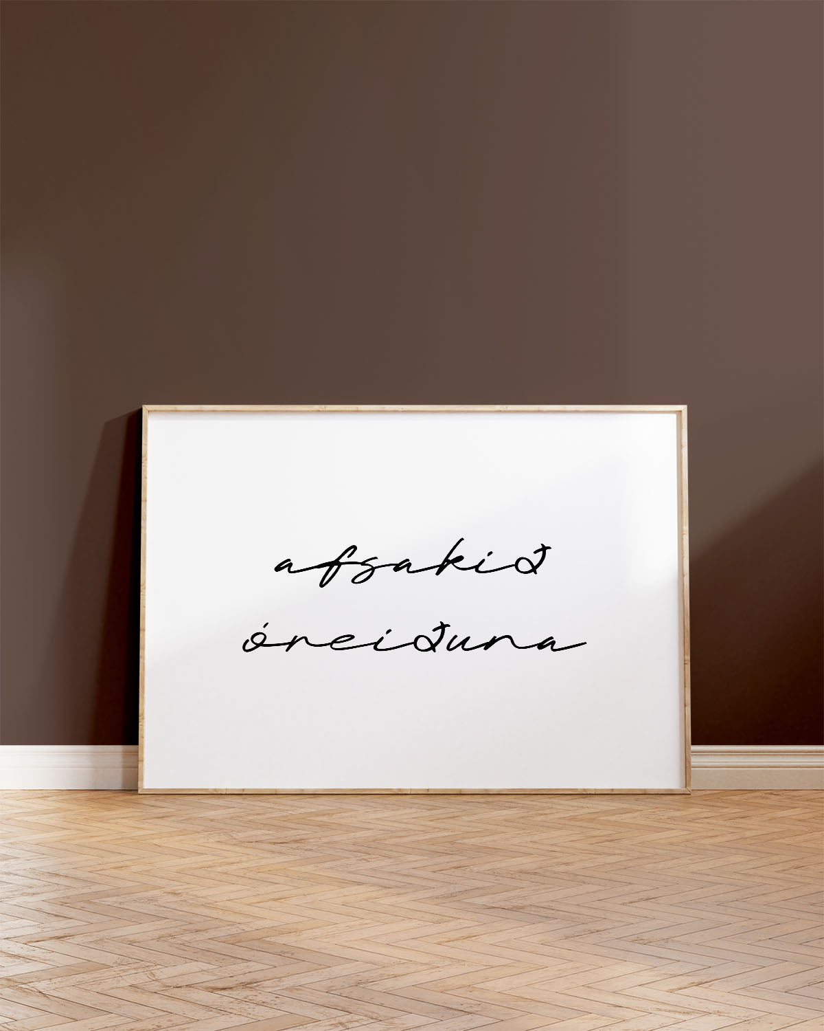 Veggspjald í ramma upp við brúnan vegg með textanum: afsakið óreiðuna