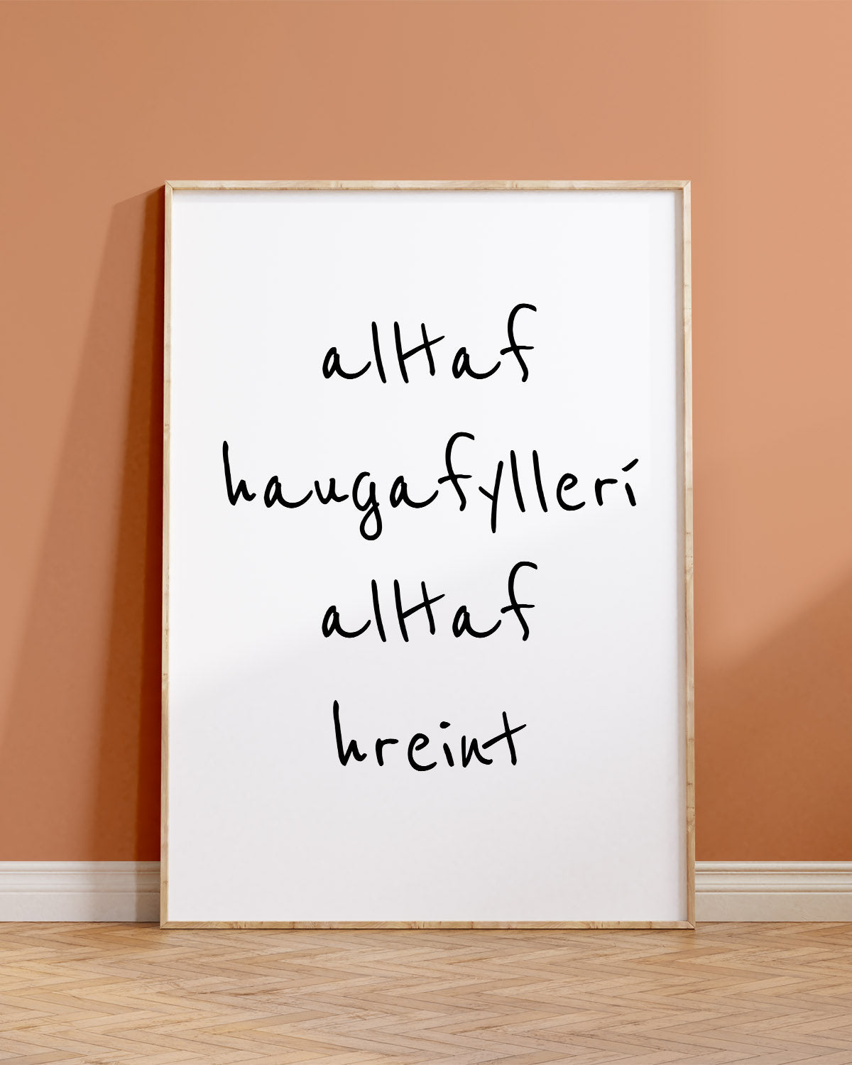 Veggspjald í ramma upp við brúnappelsínugulan vegg með textanum: alltaf haugafyllerí alltaf hreint