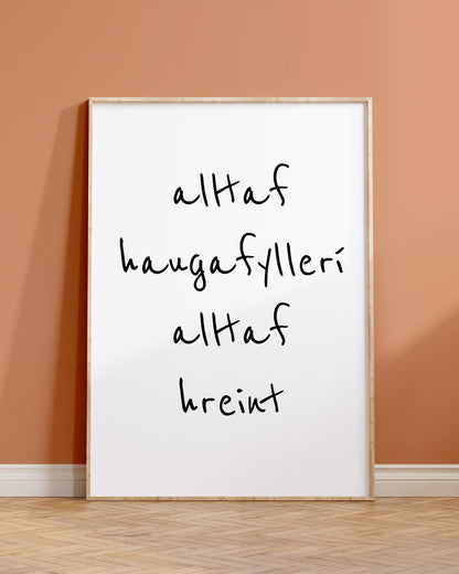 Veggspjald í ramma upp við brúnappelsínugulan vegg með textanum: alltaf haugafyllerí alltaf hreint