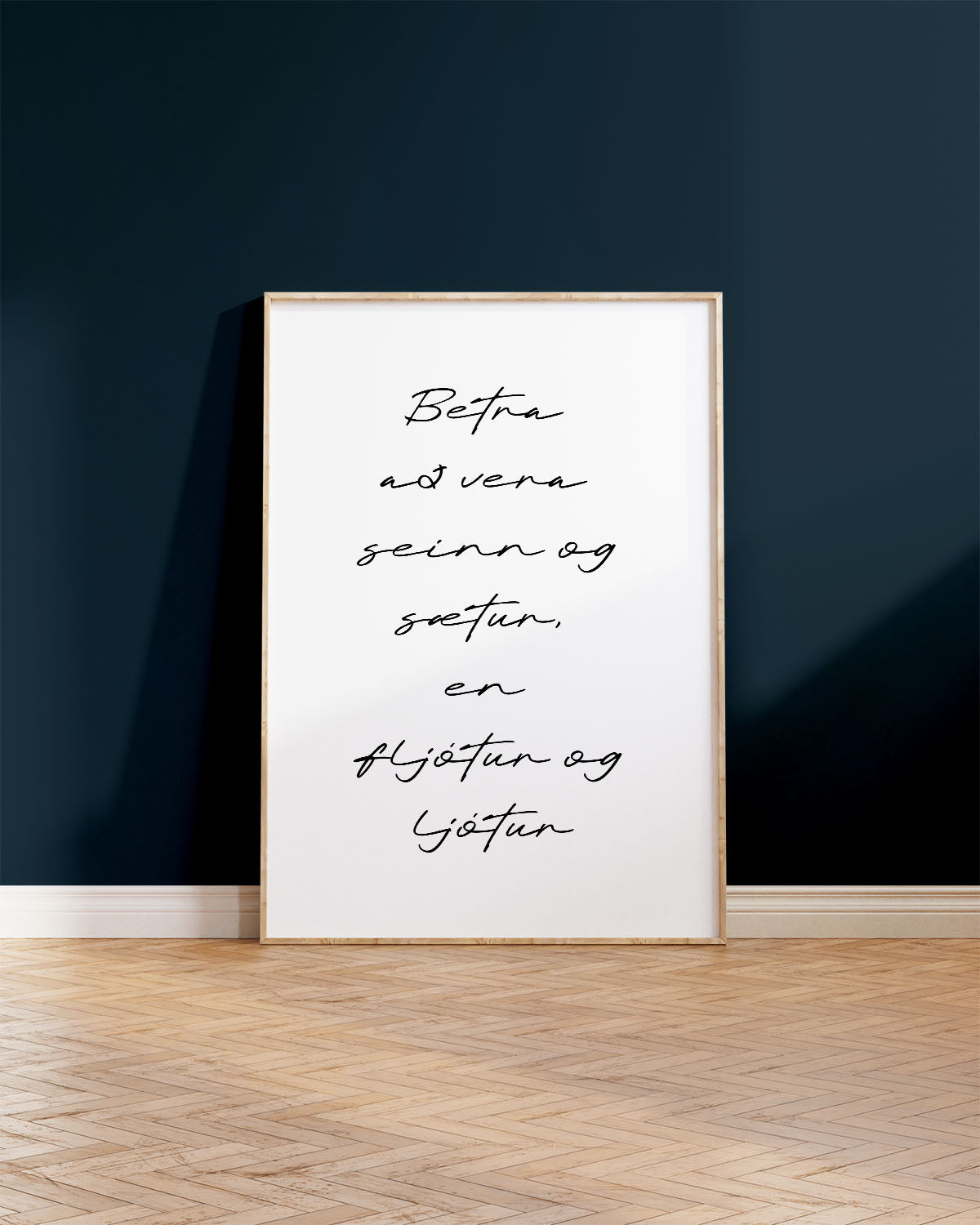 Innrammað veggspjald á dökkbláum vegg með textanum: Betra að vera seinn og sætur, en fljótur og ljótur