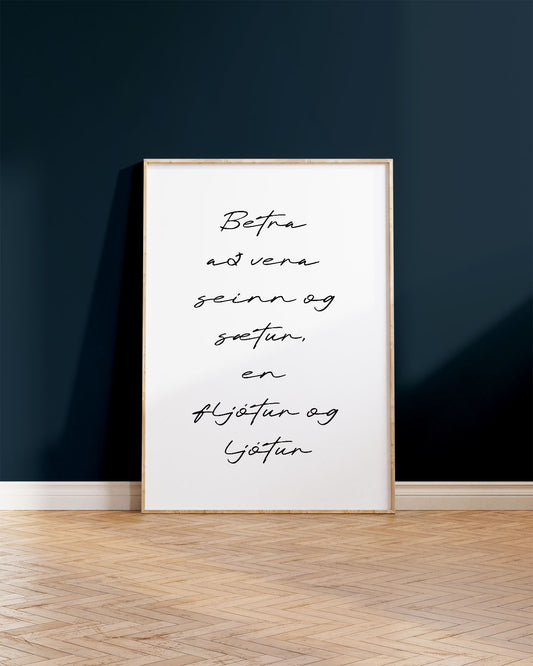 Innrammað veggspjald á dökkbláum vegg með textanum: Betra að vera seinn og sætur, en fljótur og ljótur