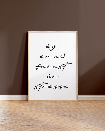 Veggspjald í ramma upp við brúnan vegg með textanum: ég er að farast úr stressi