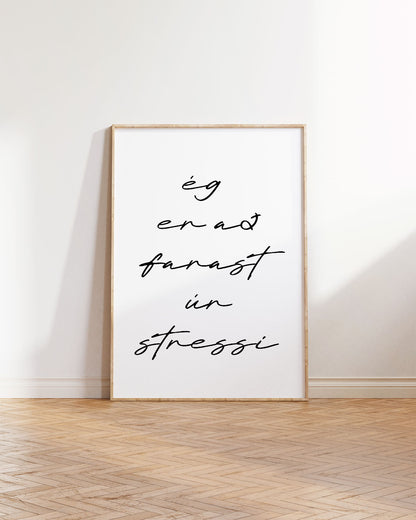 Veggspjald í ramma upp við hvítan vegg með textanum: ég er að farast úr stressi