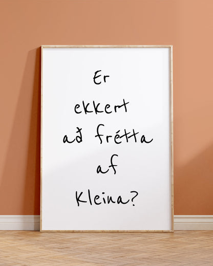 Veggspjald í ramma upp við brúnappelsínugulan vegg með textanum: Er ekkert að frétta af Kleina?