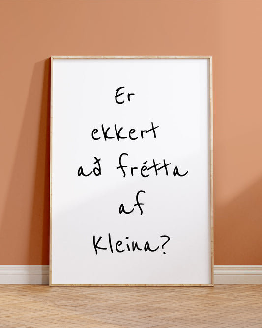 Veggspjald í ramma upp við brúnappelsínugulan vegg með textanum: Er ekkert að frétta af Kleina?
