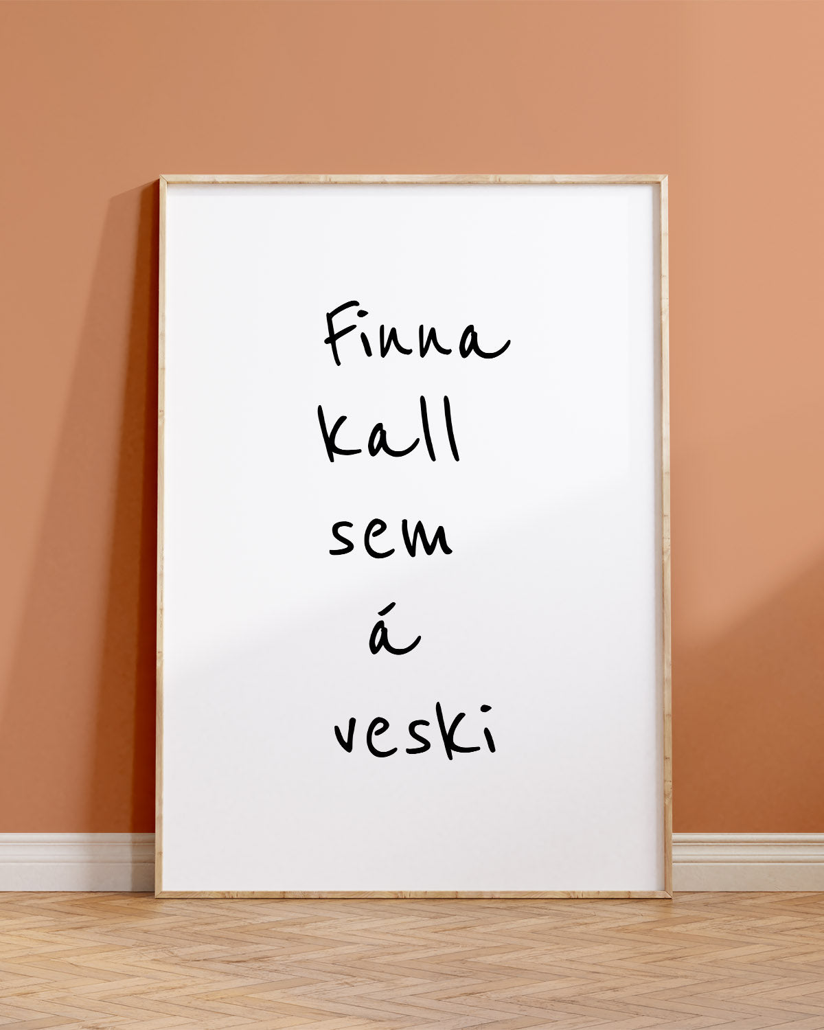 Veggspjald í ramma upp við brúnappelsínugulan vegg með textanum: Finna kall sem á veski