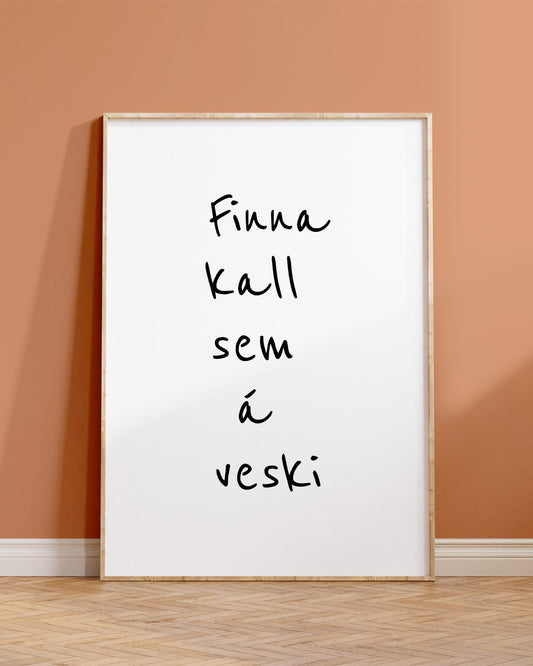 Veggspjald í ramma upp við brúnappelsínugulan vegg með textanum: Finna kall sem á veski