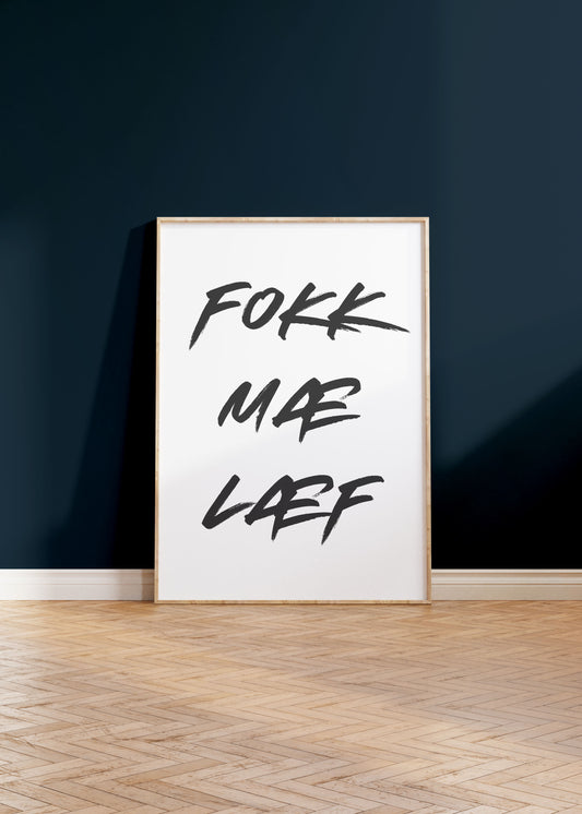 Veggspjald í ramma upp við dökkbláan vegg. Á veggspjaldinu stendur: Fokk Mæ Læf