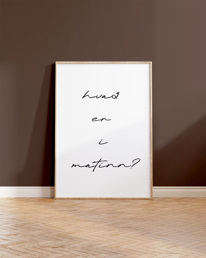 Innrammað veggspjald upp við brúnan vegg