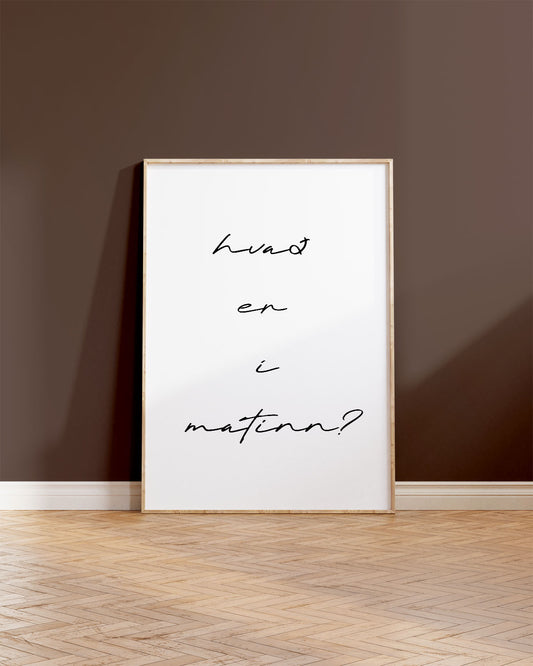 Innrammað veggspjald upp við brúnan vegg