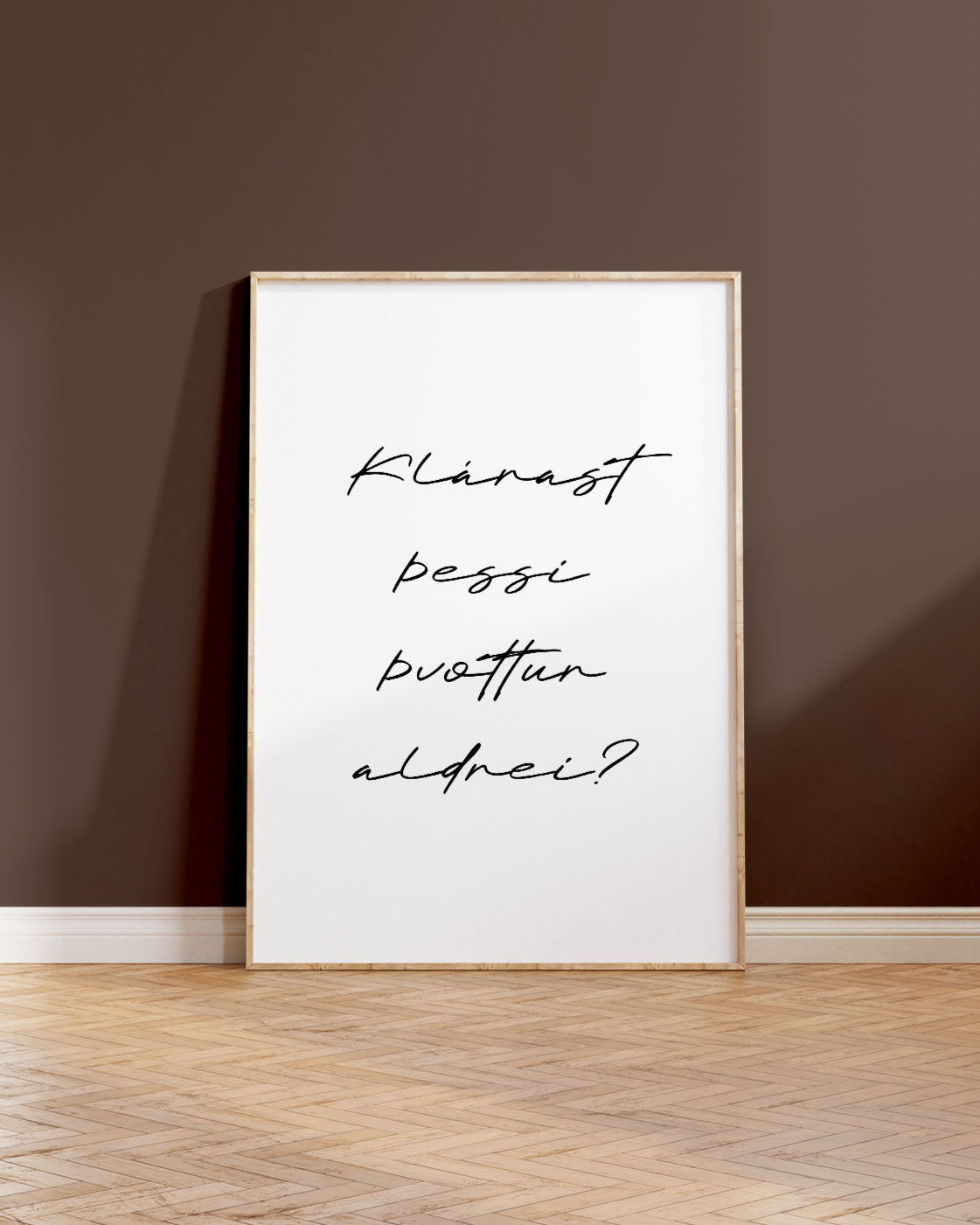 Innrammað veggspjald með texta á dökkbláum vegg