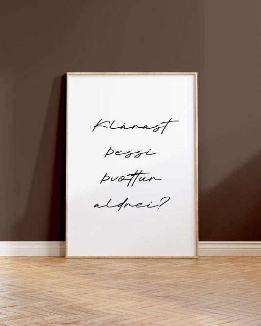 Innrammað veggspjald með texta á dökkbláum vegg