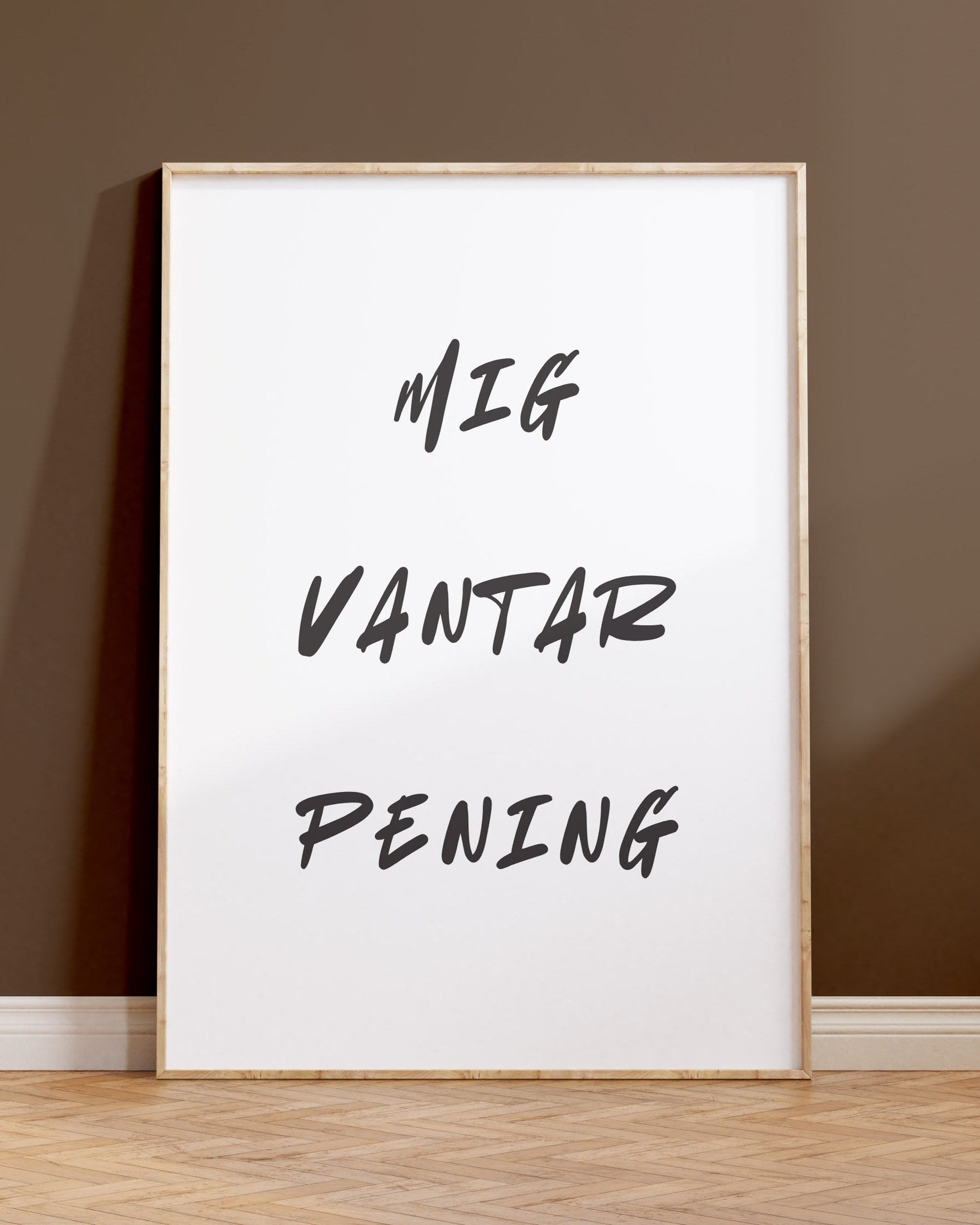 Veggspjald með texta í ramma upp við brúnan vegg