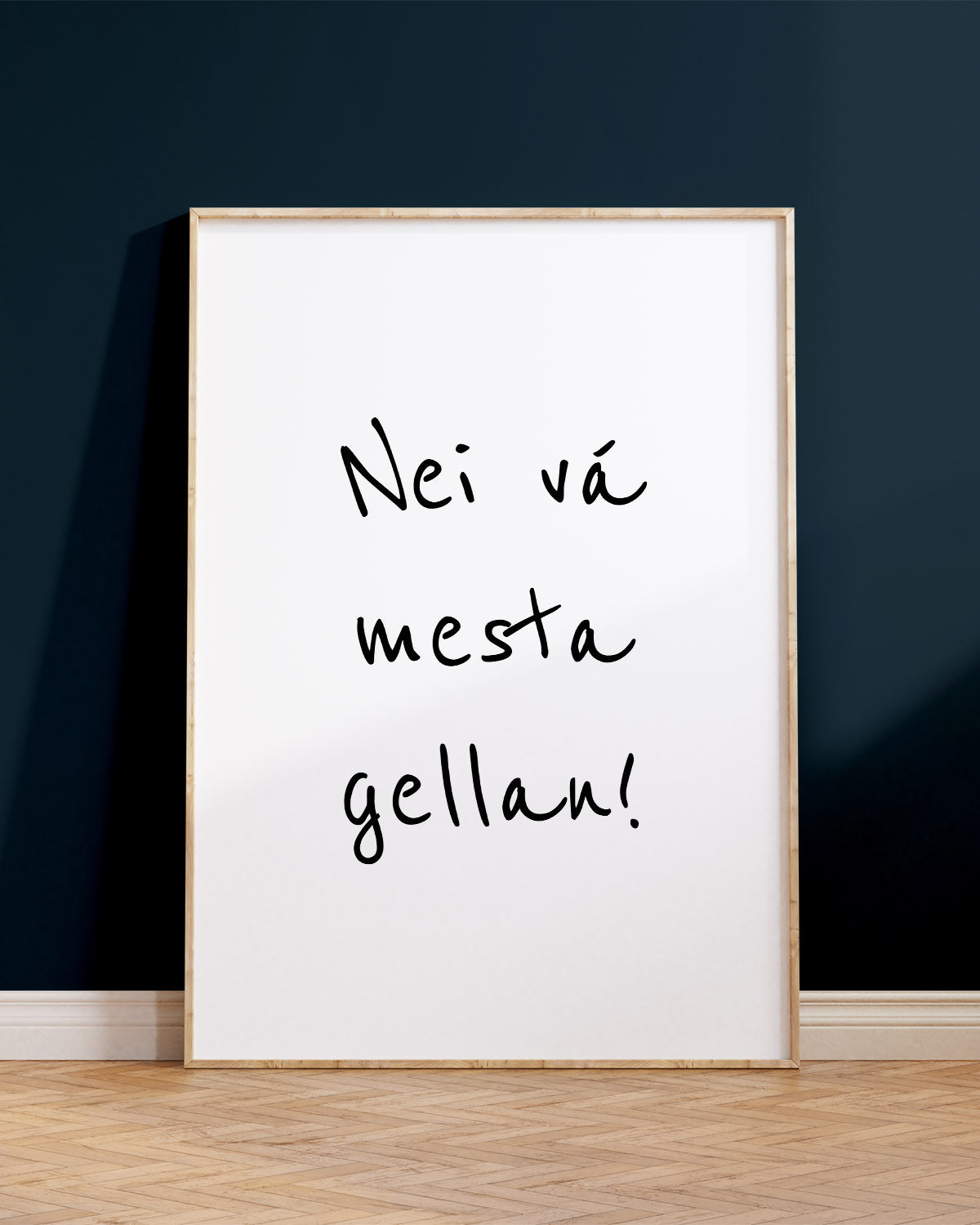 Veggspjald í ramma upp við bláan vegg með textanum: Nei vá mesta gellan1