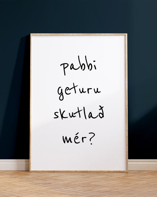Veggspjald í ramma upp við bláan vegg með textanum: pabbi geturu skutlað mér?