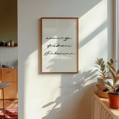 Innrammað platkat upp á hvítum vegg með textanum: aumingja frábæri strákurinn.