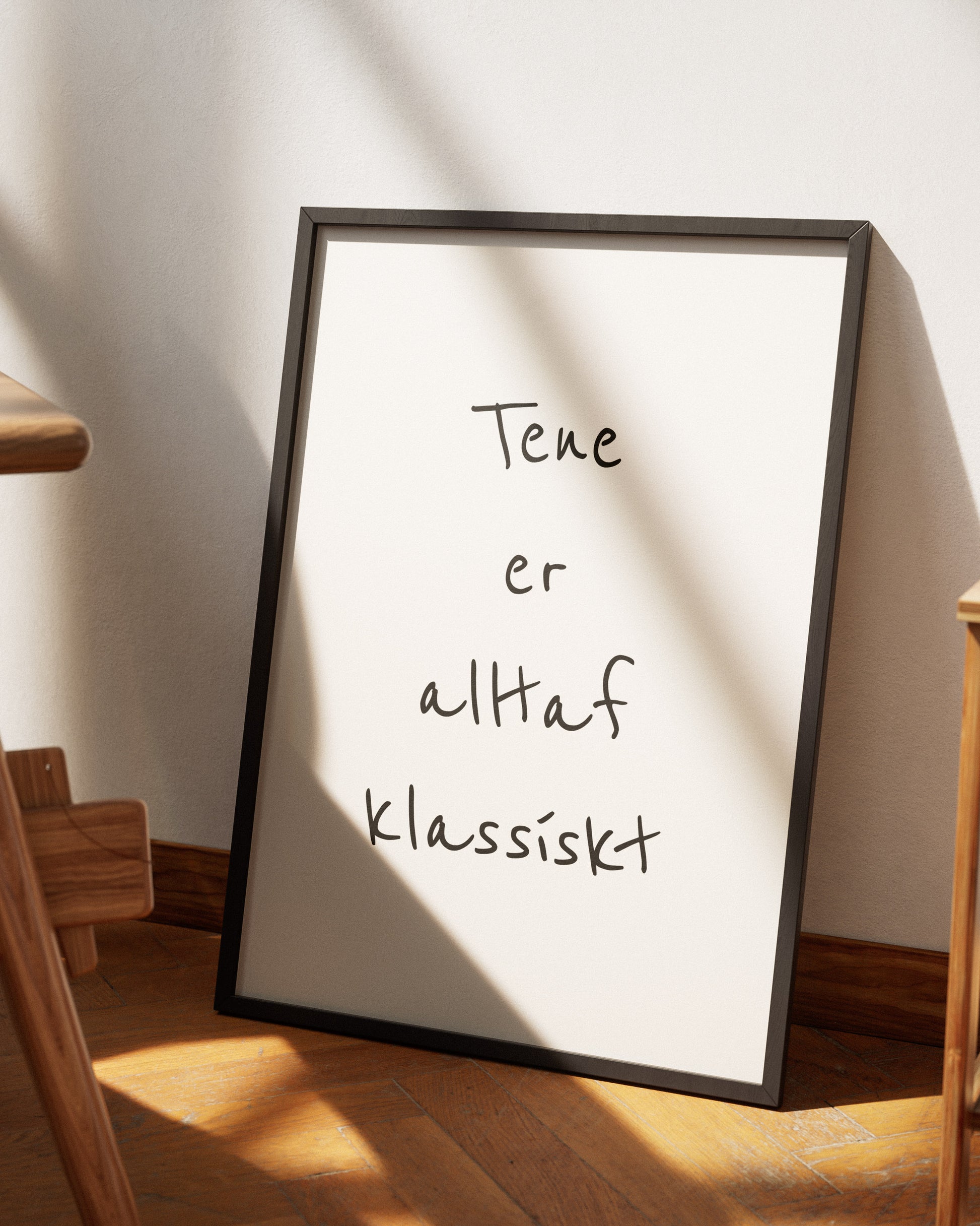 Veggspjald í ramma upp við hvítan vegg með textanum: Tene er alltaf klassískt