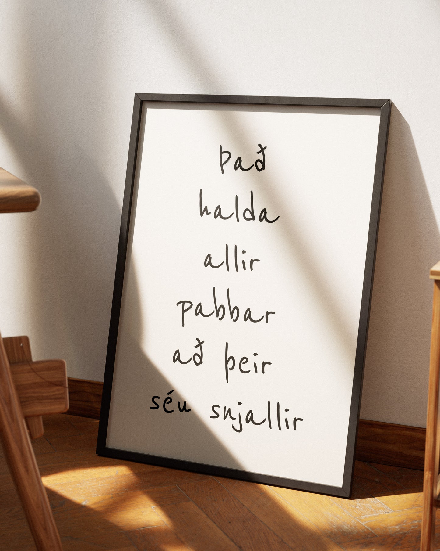 Veggspjald í ramma upp við hvítan vegg með textanum: Það halda allir pabbar að þeir séu snjallir