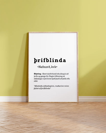 Innrammað veggspjald upp við gulan vegg, ofan á brúnu viðargólfi.  á veggspjaldinu stendur: Þrifblinda, ásamt frekari skýringum á orðinu.