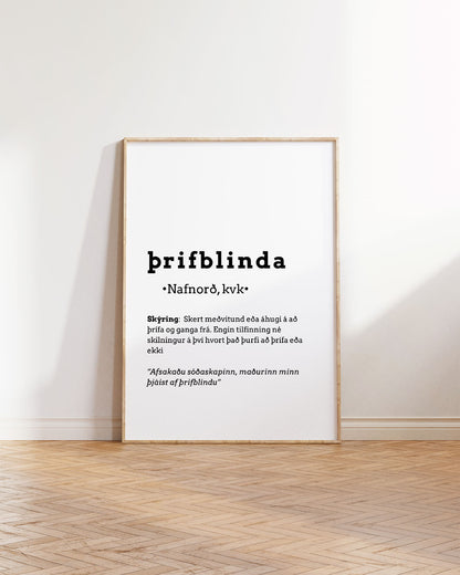 Innrammað veggspjald upp við hvítan vegg, ofan á brúnu viðargólfi.  á veggspjaldinu stendur: Þrifblinda, ásamt frekari skýringum á orðinu.