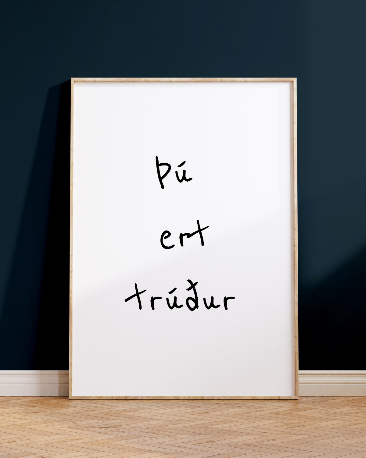 Veggspjald í ramma upp við bláan vegg með textanum: Þú ert trúður